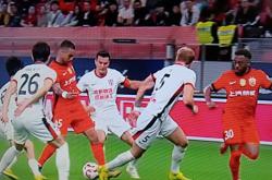 开云体育在线-关于顶尖国内足球职业赛场纵横交锋，顶尖球队对决的信息