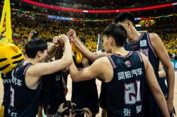 开云体育下载-联赛战况激烈，各队争夺季后赛资格