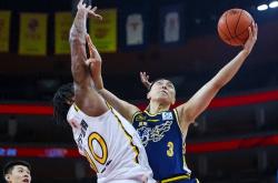 开云体育app-篮球队演练精湛战术，携手取胜组合