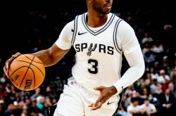 开云体育中国-爵士客场逆转马刺，取得重要胜利