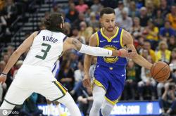 -石破天惊！勇士队员绝杀对手，逆转胜利