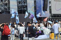 开云体育登录-观众热情欢呼，现场气氛热烈