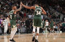 开云体育官网-雄鹿主帅指导球员备战，助力夺冠