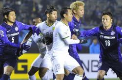 开云体育APP下载-风暴来袭！国际足球巨星齐聚的激烈角逐