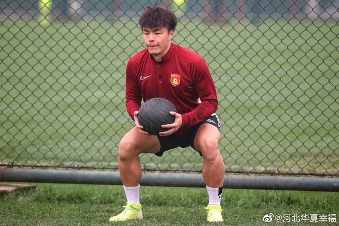 河北华夏幸福队员努力奋斗，成功击败对手