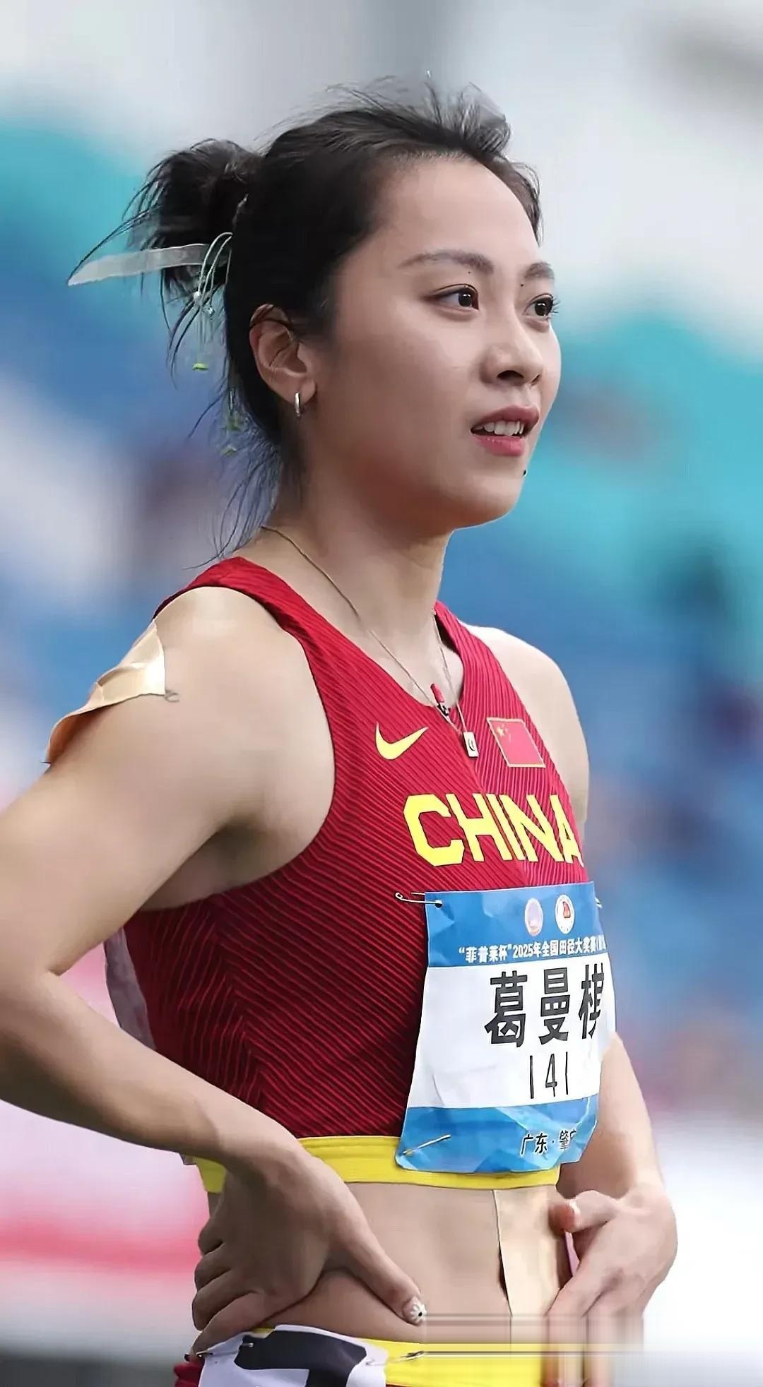 田径项目中女子选手表现出色夺得金牌