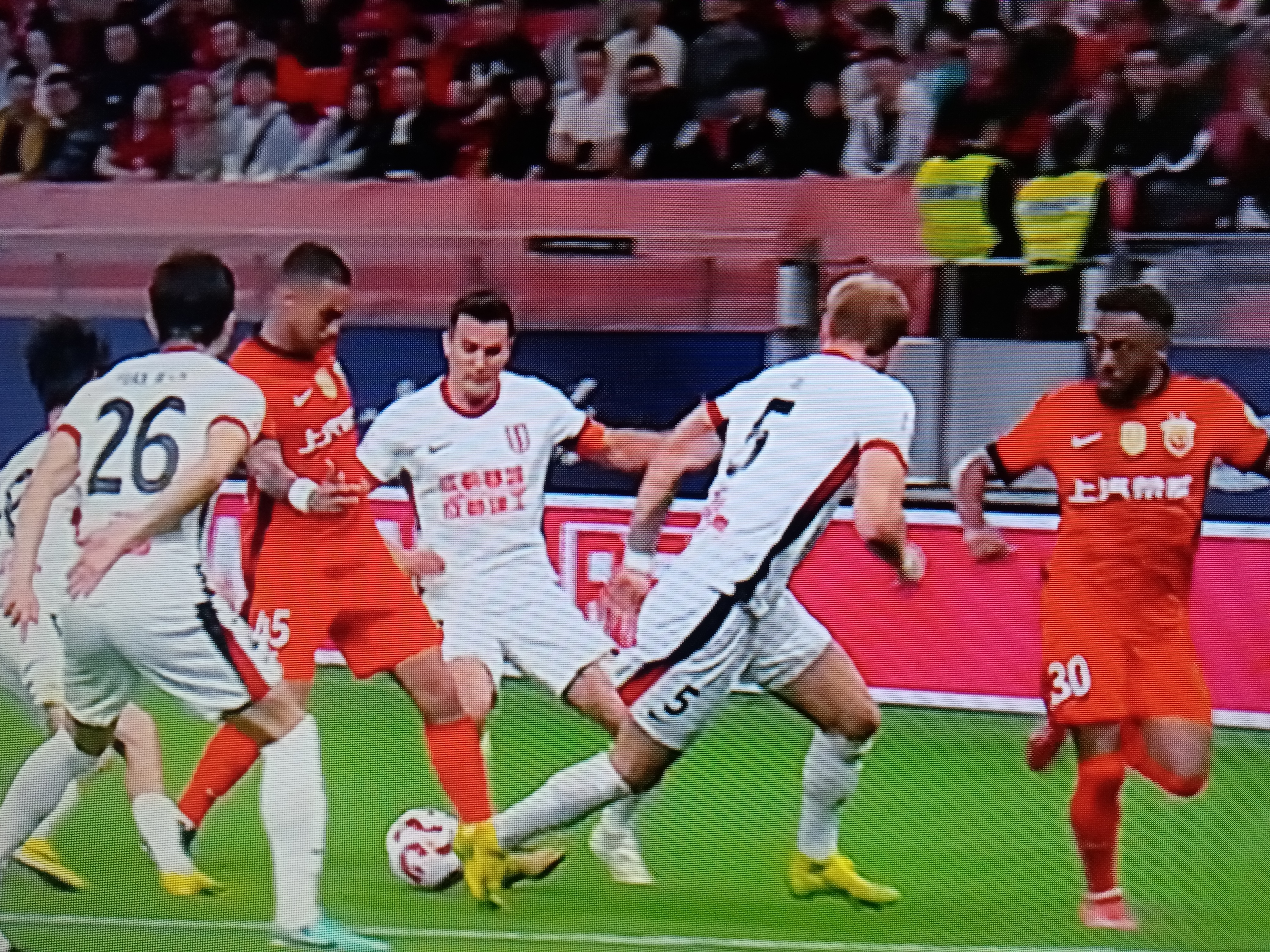 关于顶尖国内足球职业赛场纵横交锋，顶尖球队对决的信息