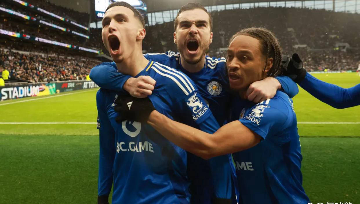 莱特城战胜狼队，拉开与第二名的差距