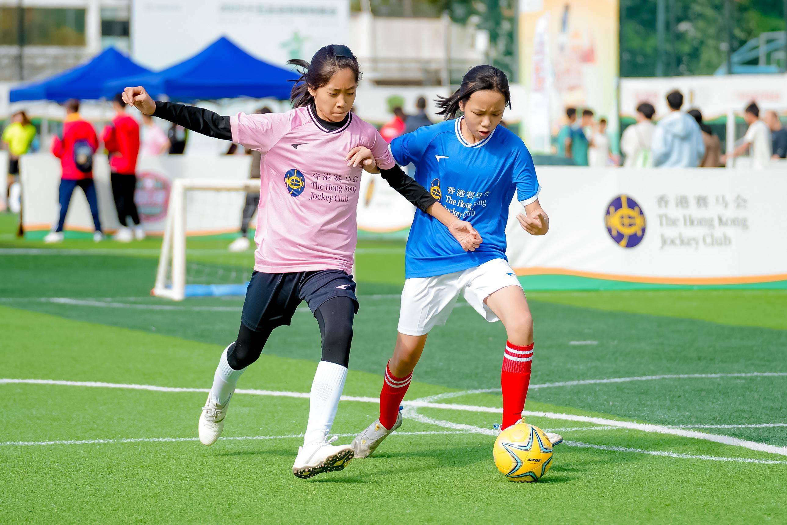 包含足球赛场赛制升级，球员竞争更加激烈的词条