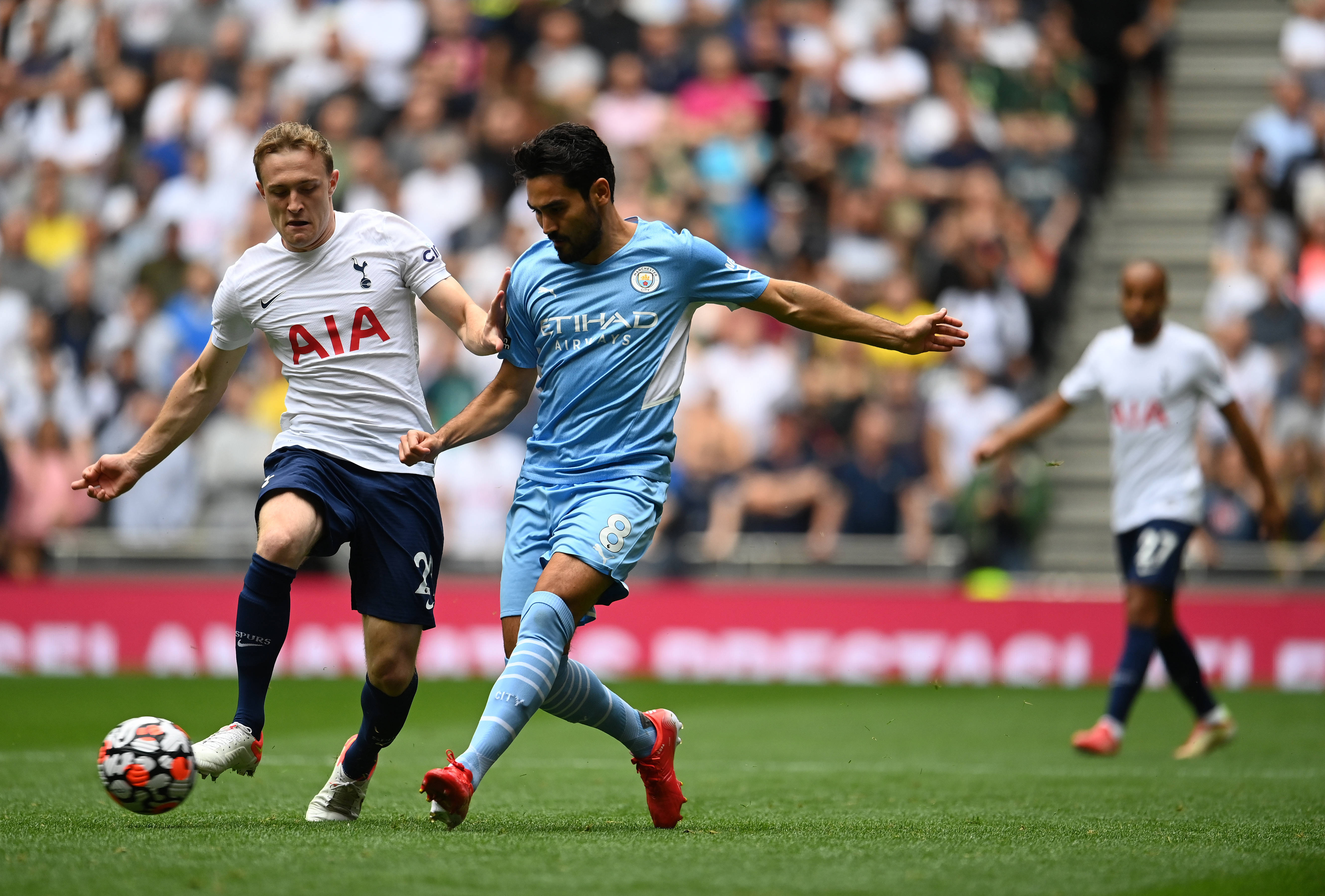 富勒姆主场惨败西汉姆联，三连败陷泥潭