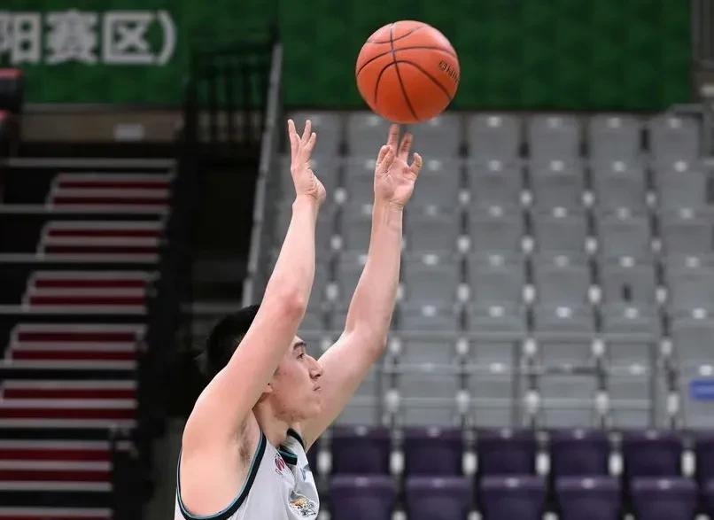 男篮赛场惊现绝杀，引发热议