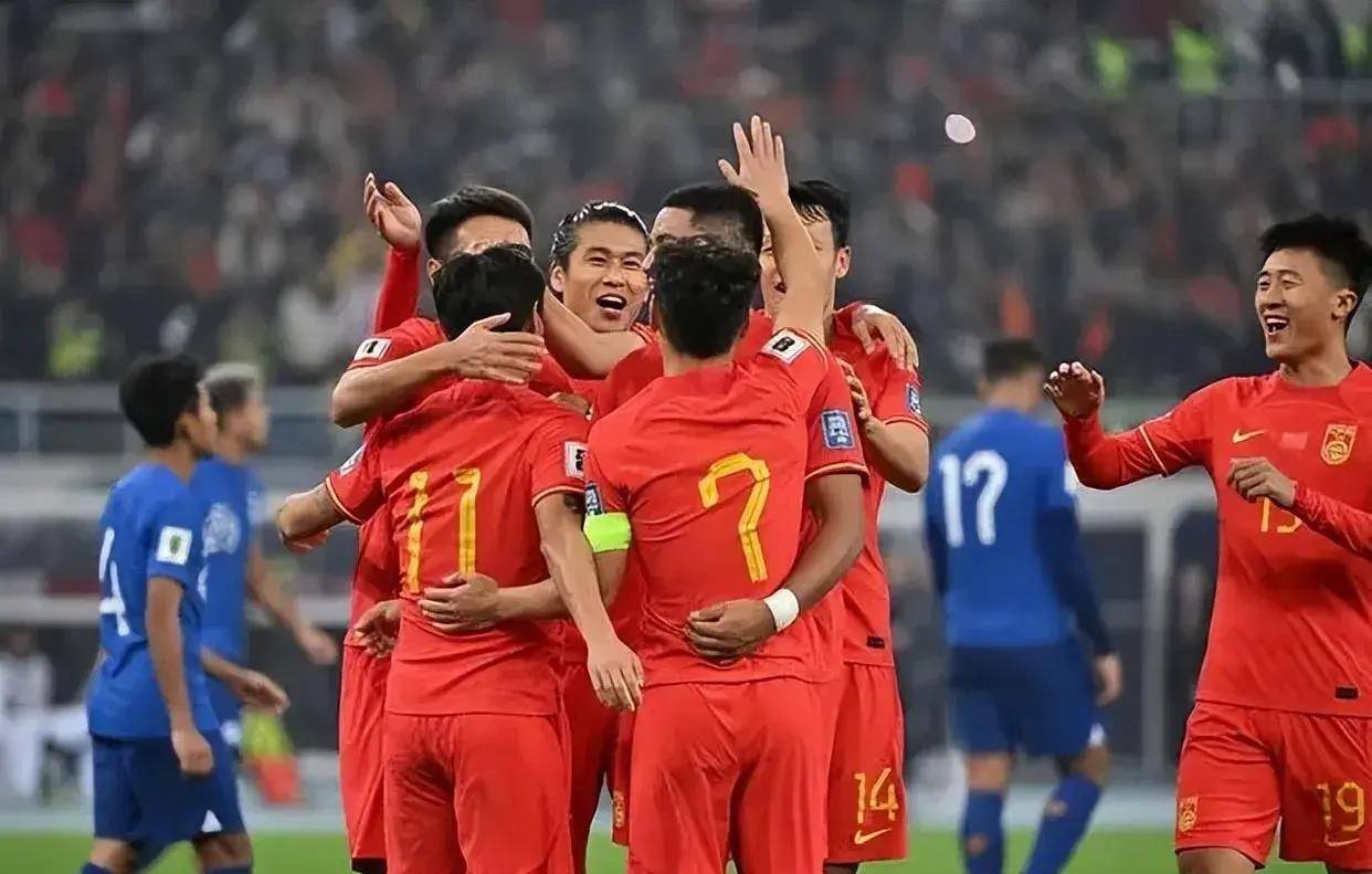 国内足球比赛迎来一场激烈的对决，球队斗志昂扬