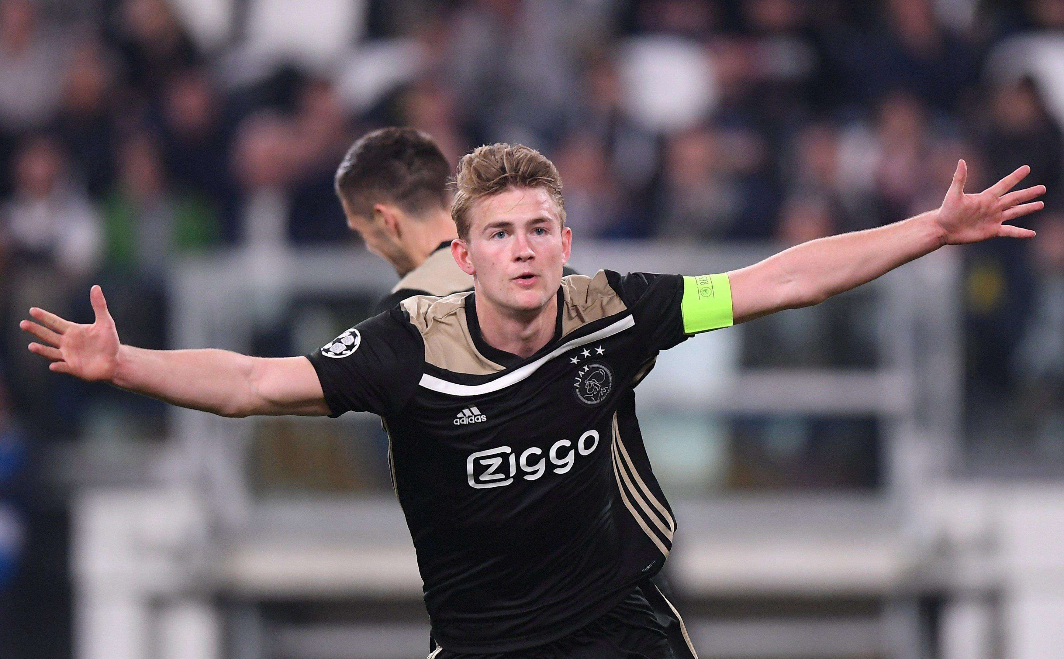 包含荷兰国家队备战重要国际比赛德莱赫特领衔的词条