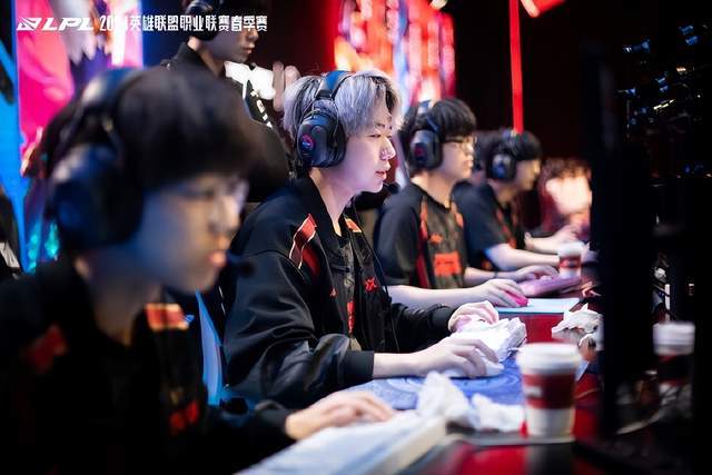 包含JDG横扫FPX，Meiko拿下关键大龙激烈交锋淘汰赛，引爆全场热议的词条