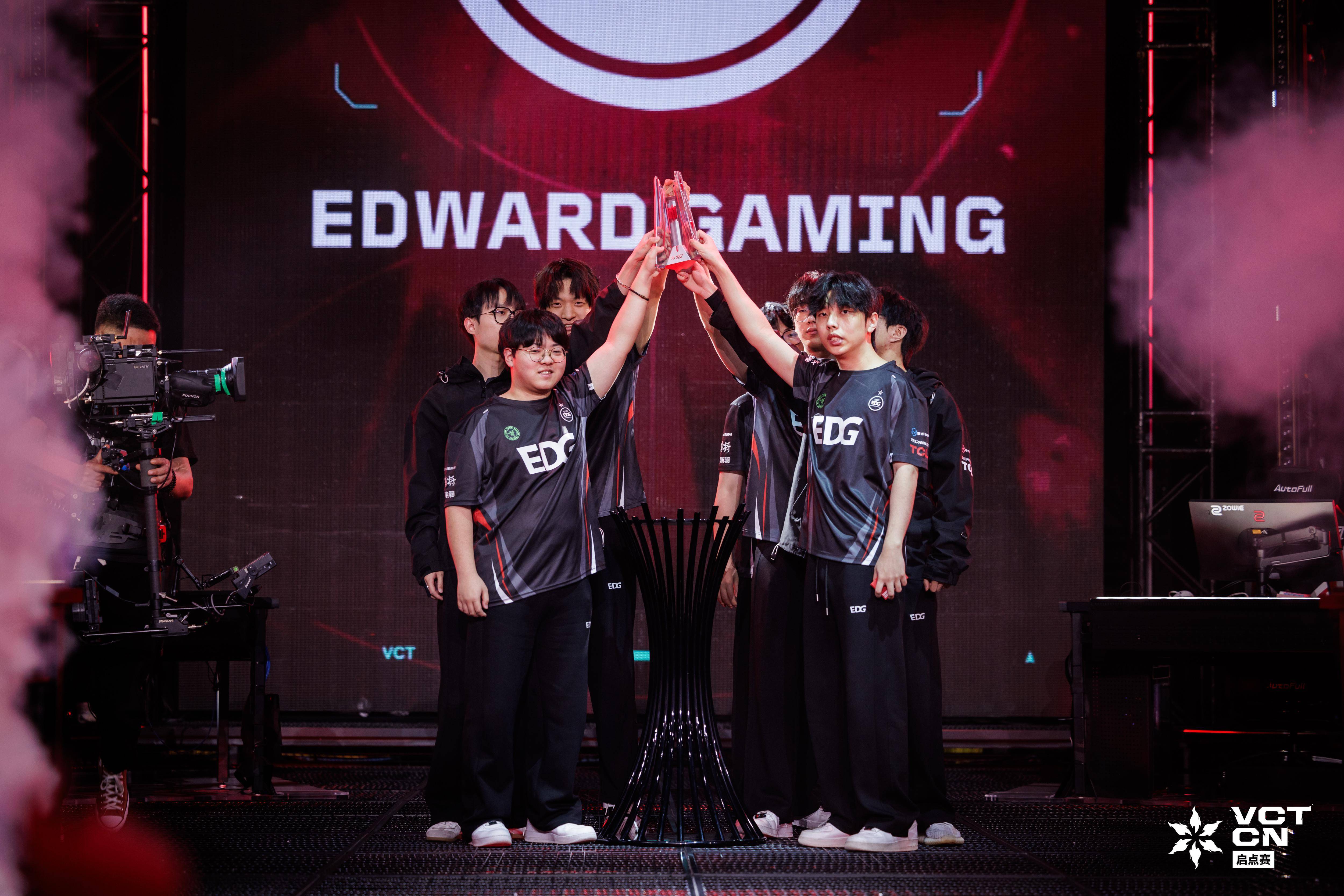 EDG血洗DRX，Deft线上压制力十足顶尖较量八强赛，让粉丝疯狂欢呼