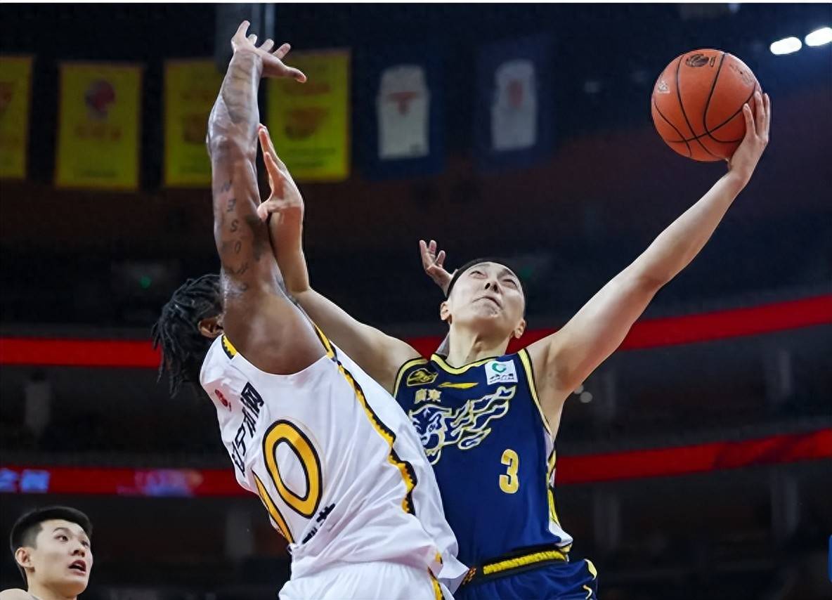 篮球队演练精湛战术，携手取胜组合