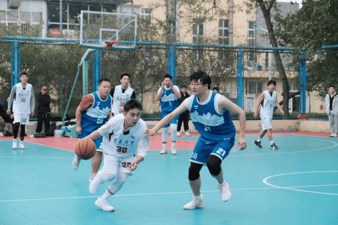 篮球队演练精湛战术，携手取胜组合