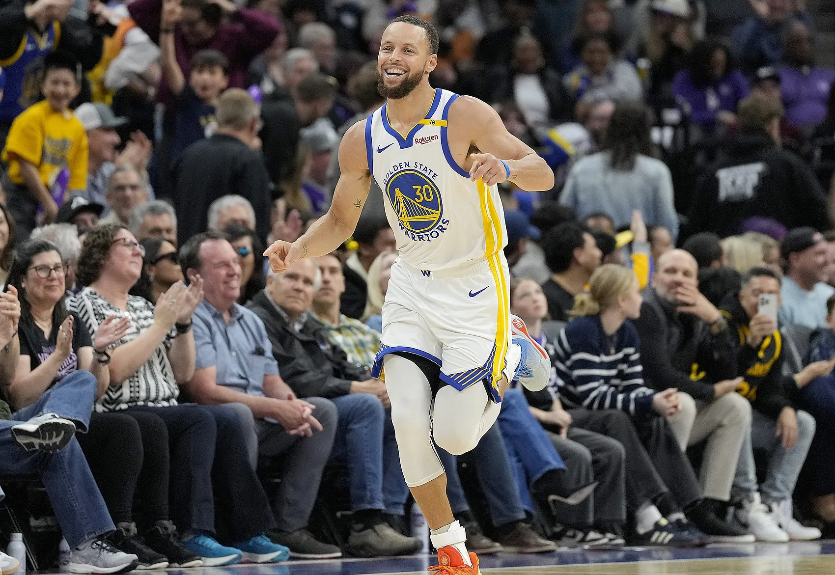 勇士取得四连胜！库里火热手感狂砍30分