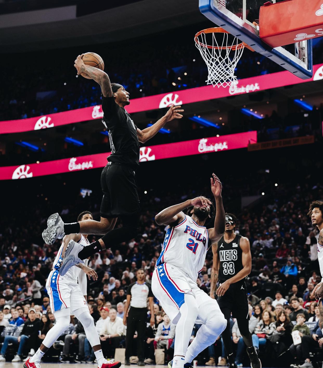 篮网队大胜对手，展现出色团队合作