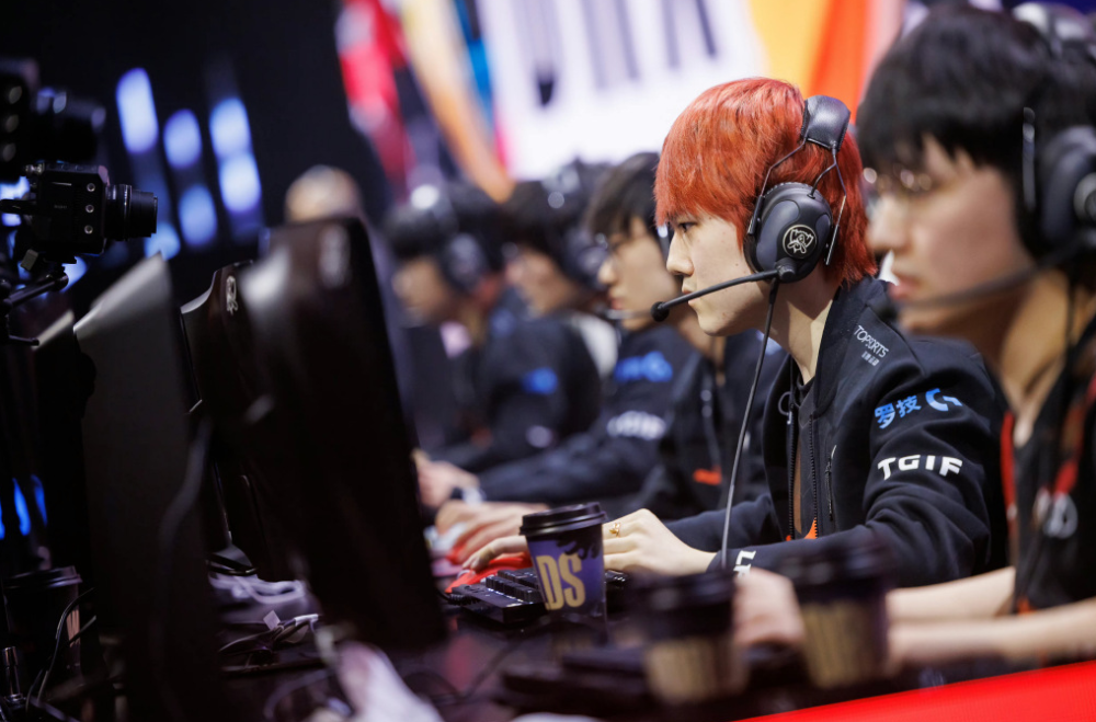 SHR险胜DRX，Knight极限生还后反打鏖战多局全球总决赛，引爆全场热议