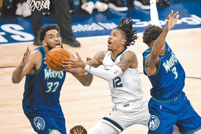 包含灰狼队球员集体发挥，击败对手取得胜利的词条