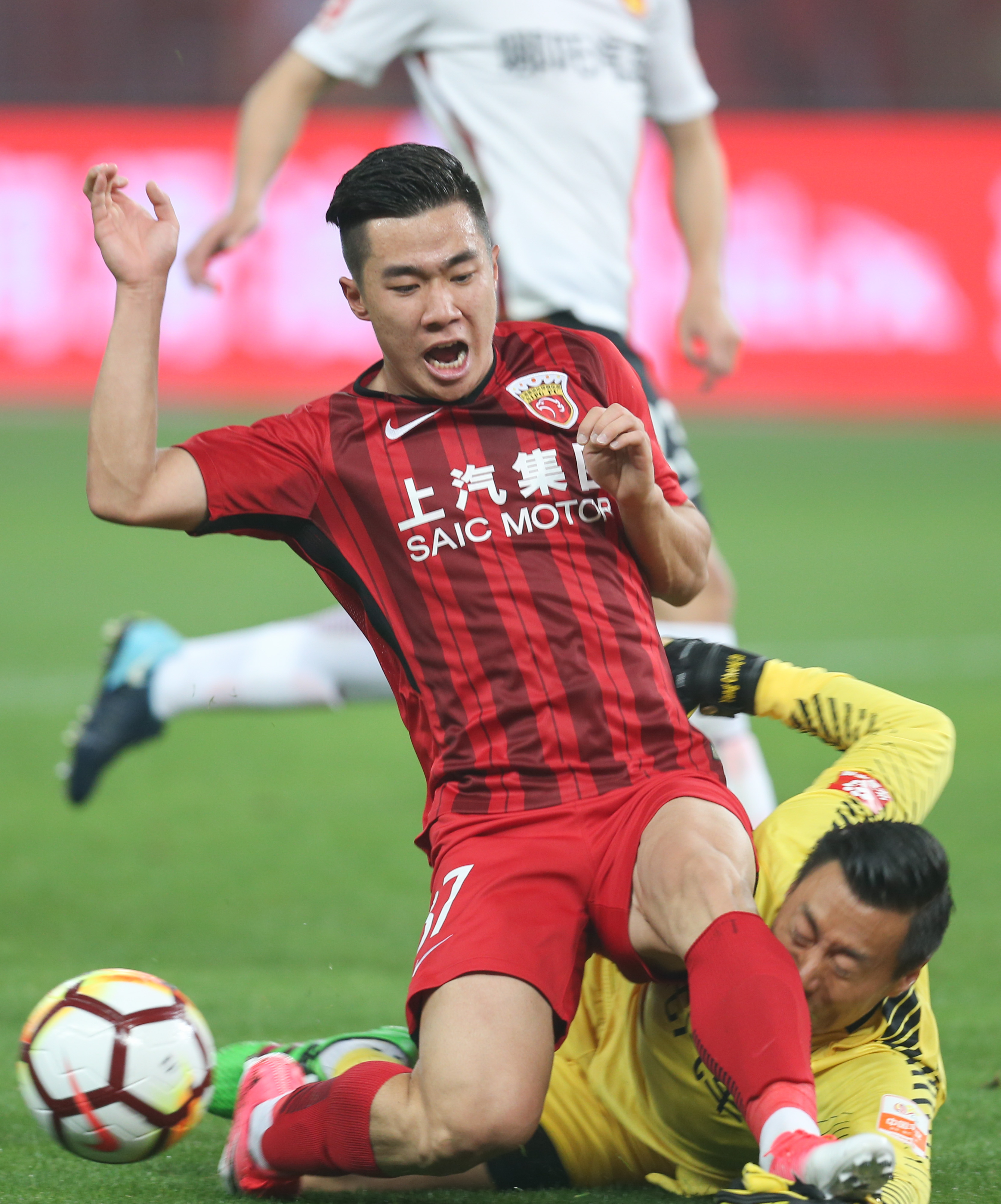 华夏幸福主场不敌上港，排名下滑