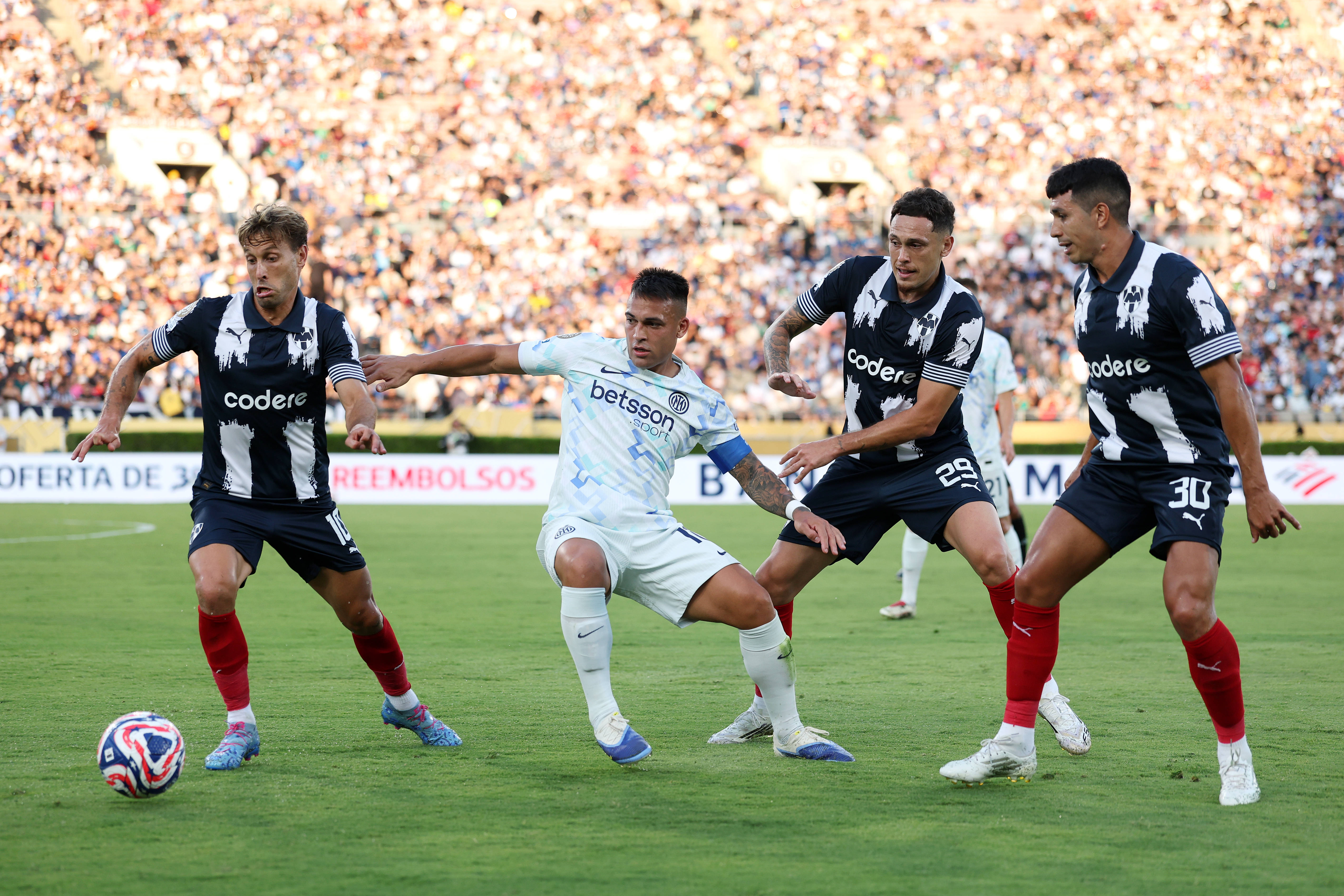 维拉利尔门将扑出关键球，帮助球队保持不败