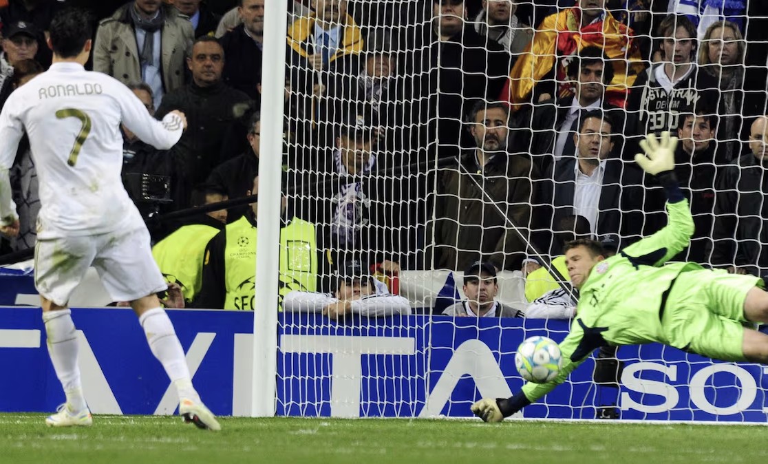 维拉利尔门将扑出关键球，帮助球队保持不败