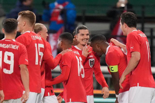 斯洛伐克队欧预赛主场大获全胜,球迷欢呼不绝 斯洛伐克队欧预赛主场大获全胜,球迷欢呼不绝