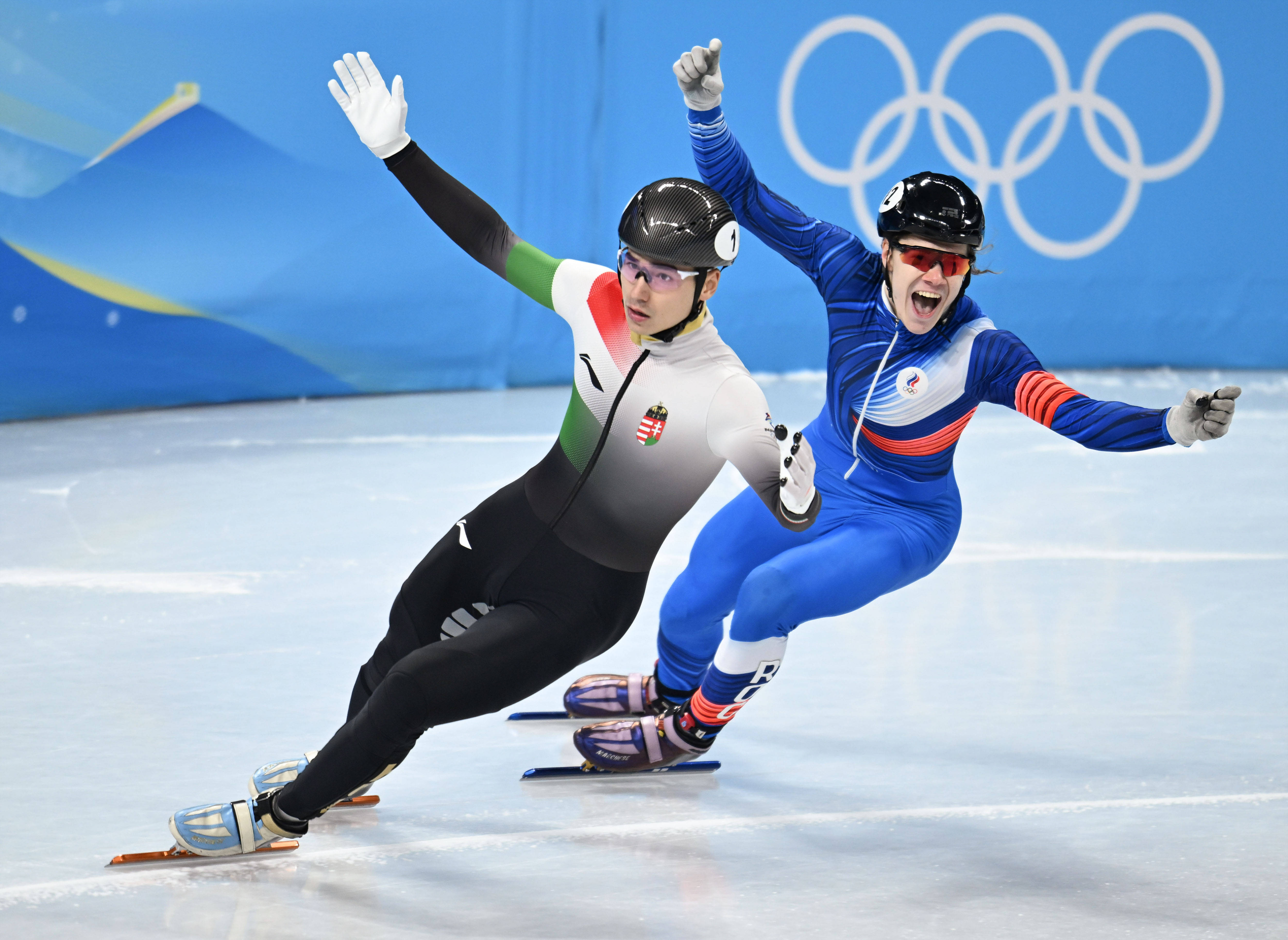 短道速滑运动员挥洒汗水，备战全力冲刺