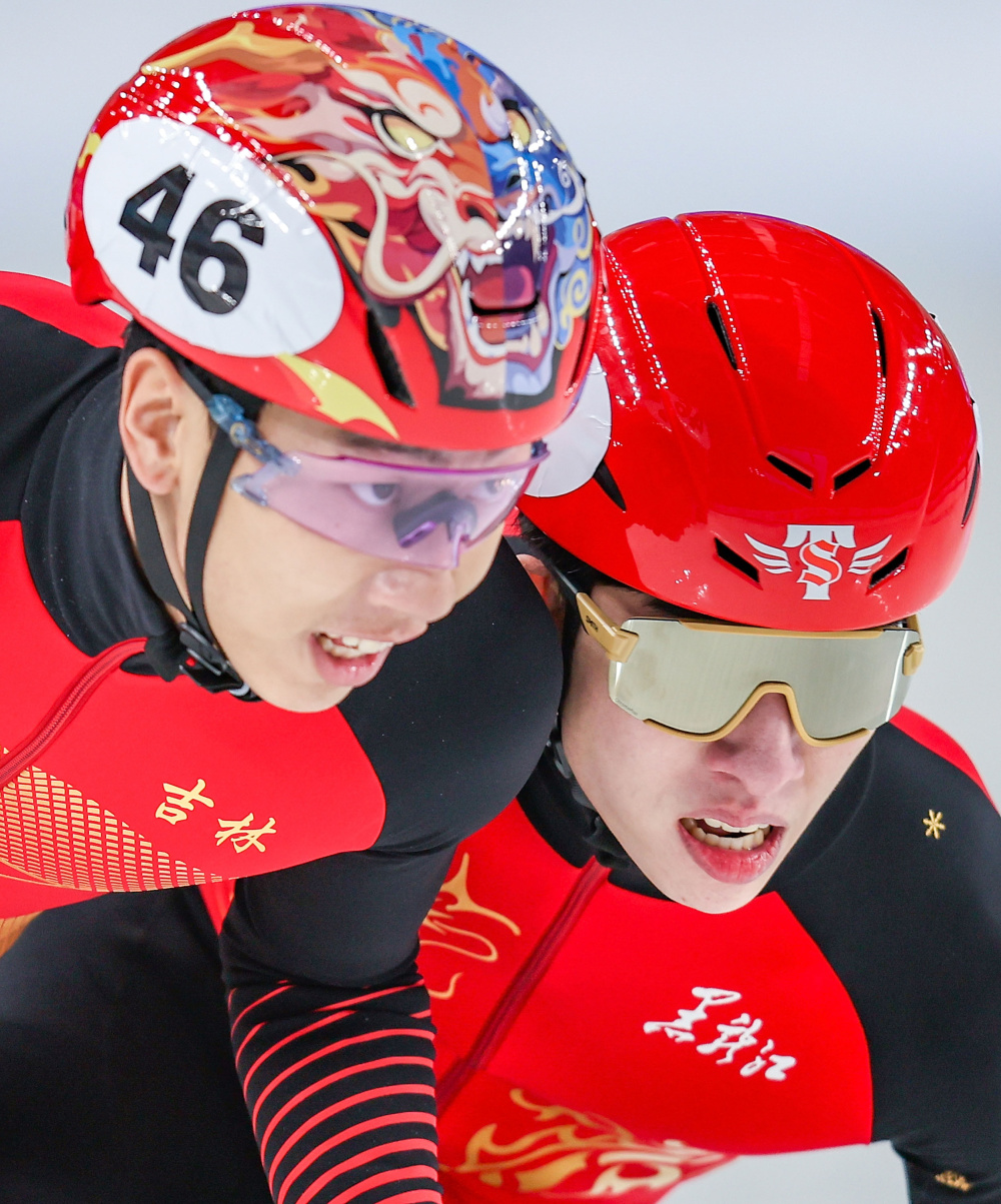 短道速滑运动员挥洒汗水，备战全力冲刺