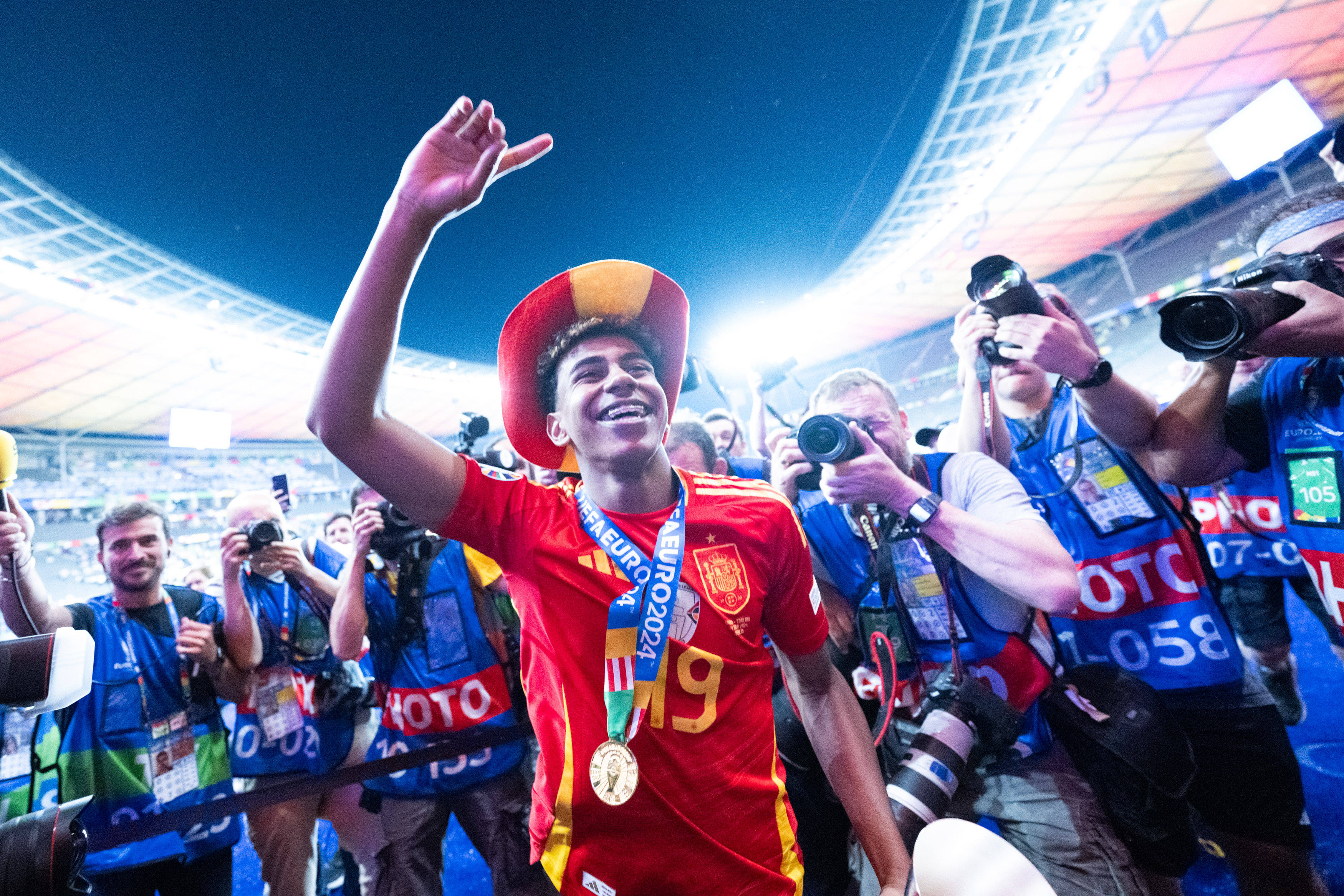 西班牙体操选手获得亚军，喜极而泣