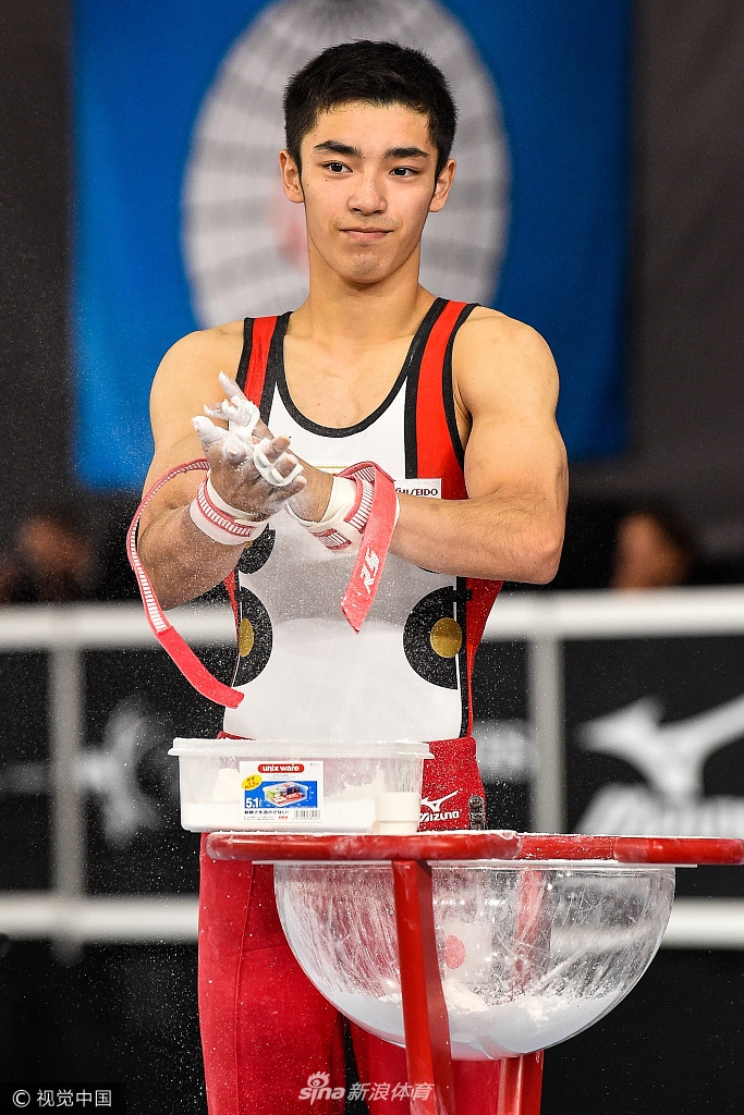 西班牙体操选手获得亚军，喜极而泣