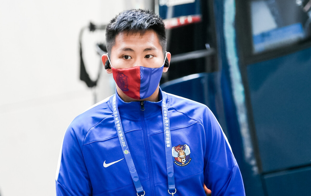 青岛黄海与河南建业激烈对决,场上火药味十足,赛果扑朔迷离 青岛黄海与河南建业激烈对决,场上火药味十足,赛果扑朔迷离