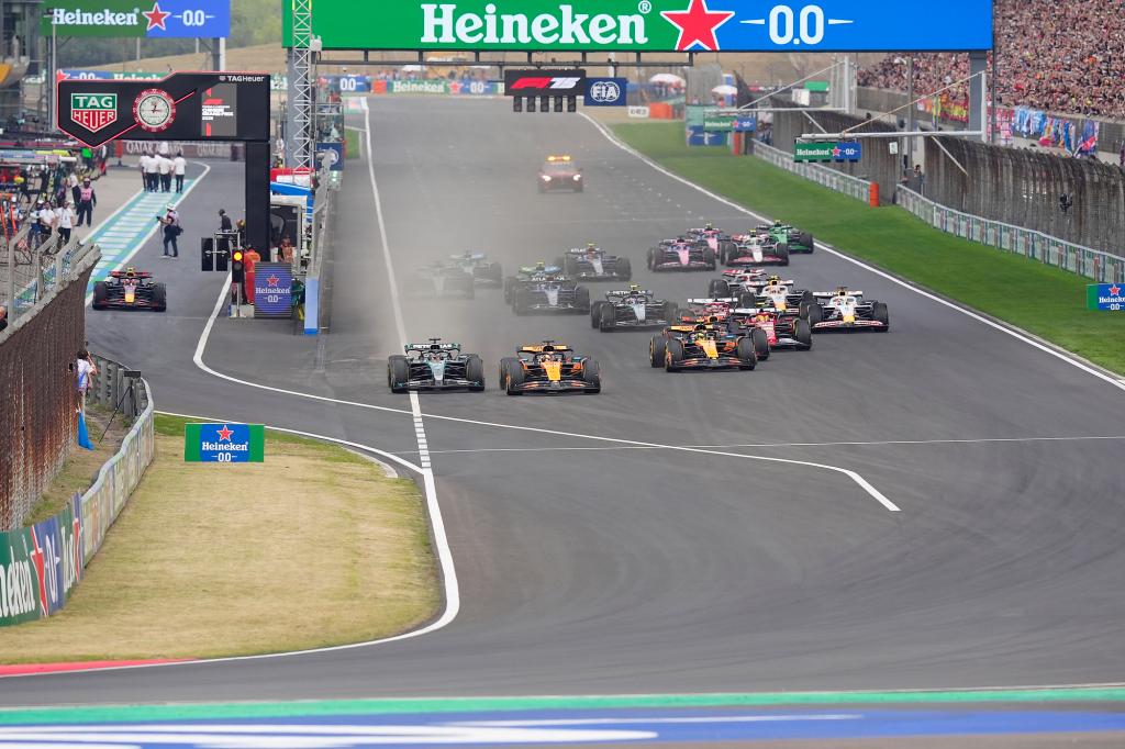 包含迈凯伦险胜雷诺车队，皮亚斯特里关键制胜的词条